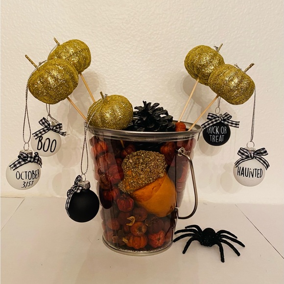 Halloween table decor with ornaments and pumpkin spice scented putka pods - Picture 15 of 16
